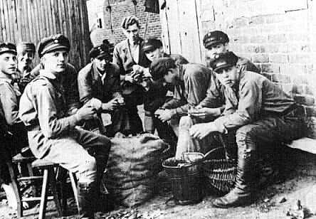 En 1932, le gouvernement décide d'organiser tous les jeunes chômeurs en camps de travail 