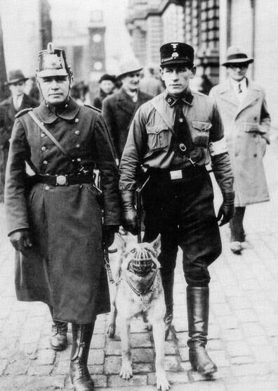 Agent de police et membre de la SS patrouillant dans les rues de Berlin en 1933