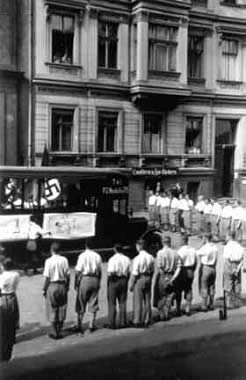 Raid d'étudiants nazis sur l'Institut de la Science Sexuelle de Magnus Hirschfeld, le 6 mai 1933. (orig : société Magnus Hirschfeld)