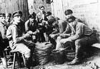En 1932, le gouvernement dcide d'organiser tous les jeunes chmeurs en camps de travail 