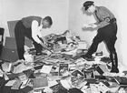 Etudiant allemand et membre de la SA fouillant les archives de l'Institut de la Science Sexuelle de Magnus Hirschfeld, le 6 mai 1933