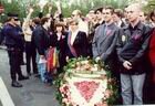 gerbe à la mémoire des déportés homosexuels. Notre-Dame, 1994