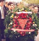 Gerbe déposée devant le Mémorial de la Déportation, à Paris, en avril 1995