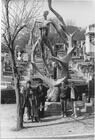 Père Lachaise, en 1983, devant le monument à la mémoire des déportés d'Oranienburg et de Sachsenhausen