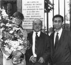 Pierre Seel (au centre) dépose une gerbe à la mémoire des victimes homosexuelles devant la prison de la Roquette, à Paris, en 1990