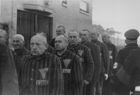 Dports devant le portail du camp de Sachsenhausen 